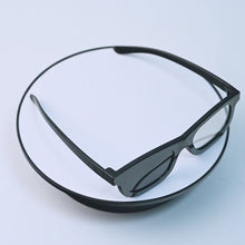 Load and play video in Gallery viewer, Polarized 3D Eyewear [Linear Polarized] -Durable Plastic Frame (Foldable Type Design)
